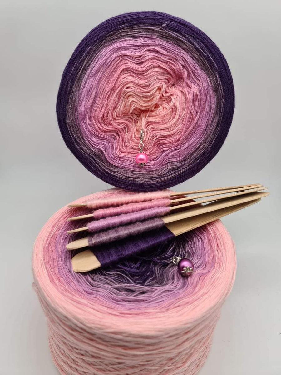 Beautiful cakes of yarn in so many color gradients! – Yarnveda